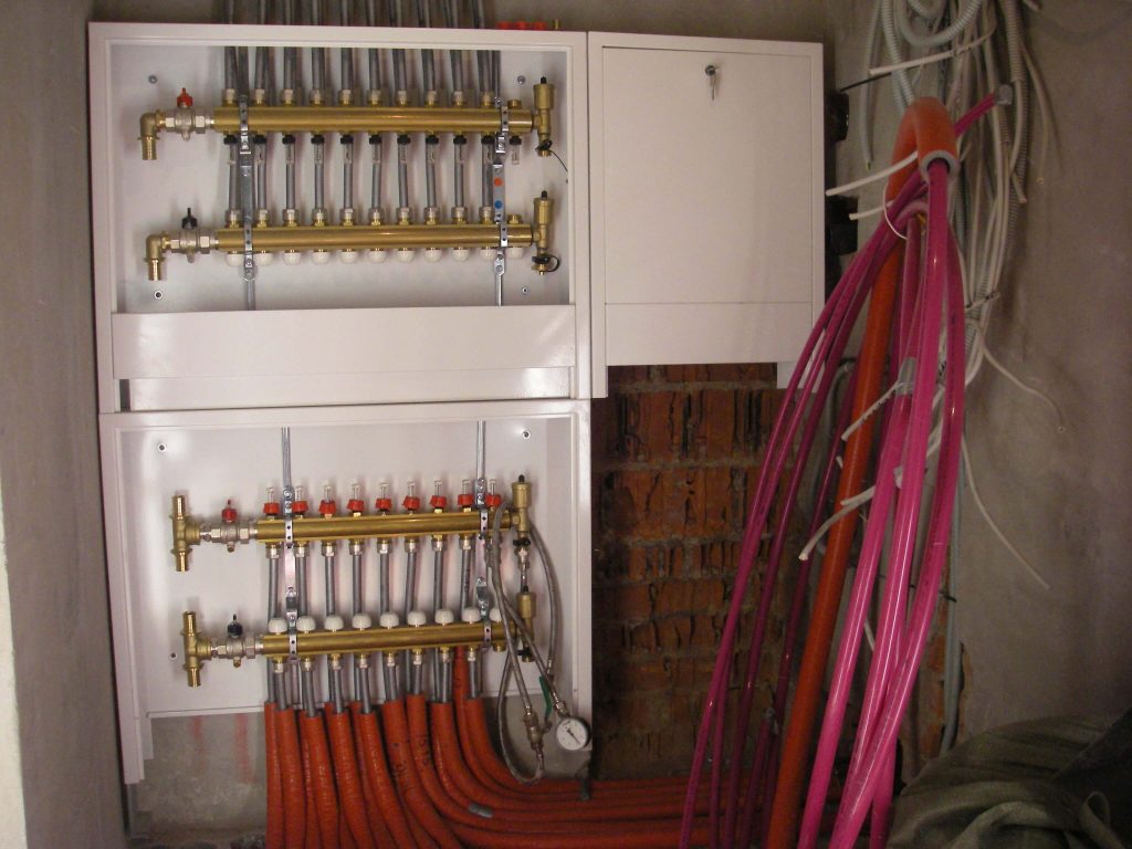 подключение радиаторов к коллектору отопления (верх – подача, низ обратка) с балансировочными расходомерами