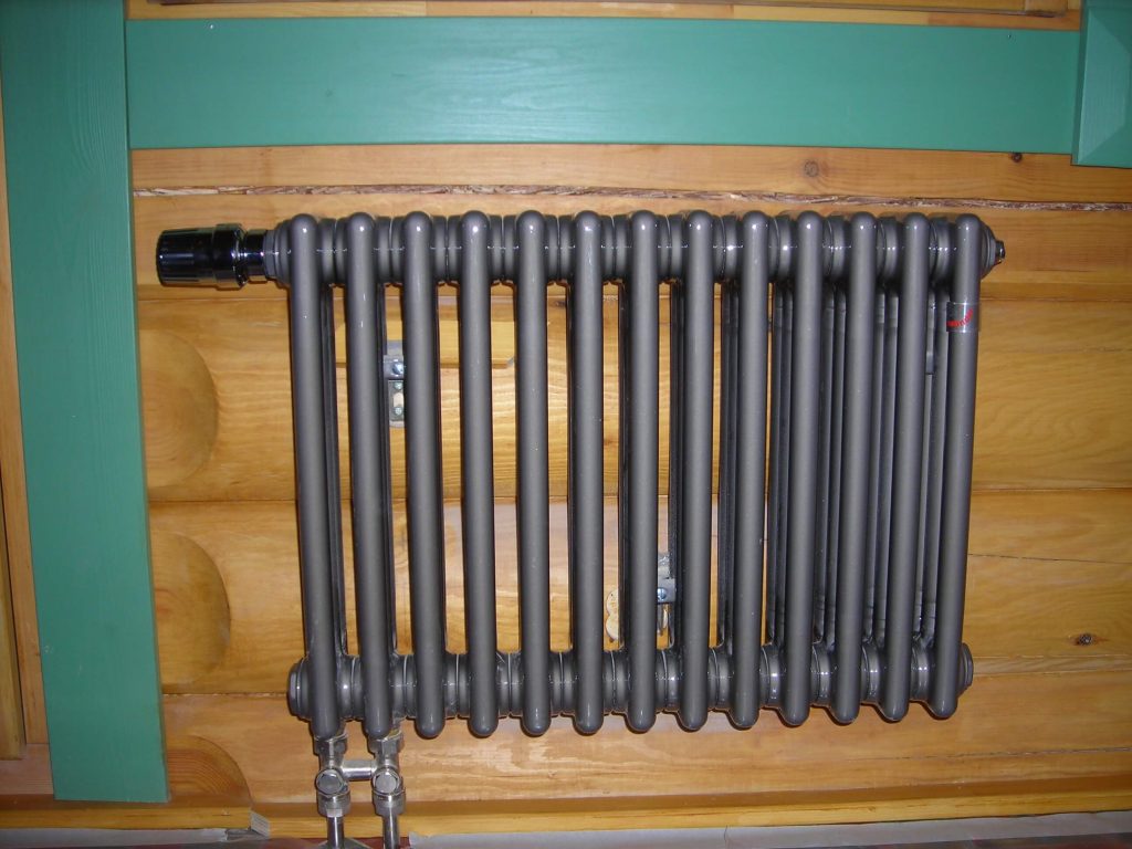 нижнее подключение стального трубчатого радиатора к двухтрубной лучевой системе (трубы проложены в стяжке пола)